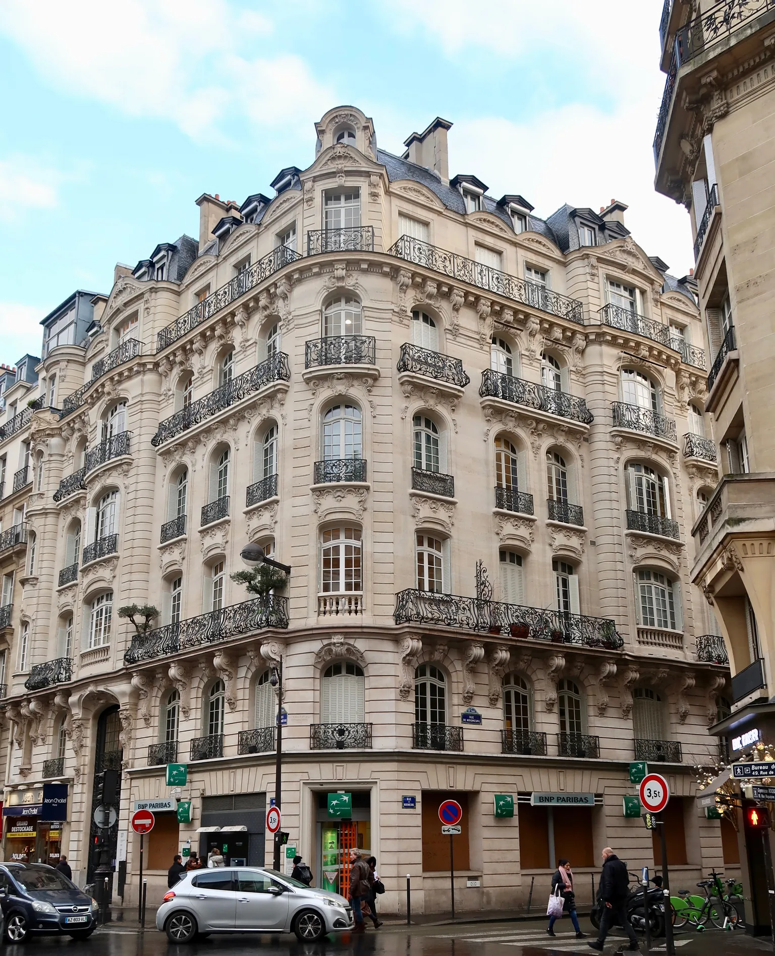 Immeuble en pierre à l’angle des rues La Boétie et de Miromesnil, à Paris.